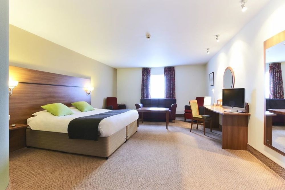 Premier Inn Glasgow Braehead Exteriör bild