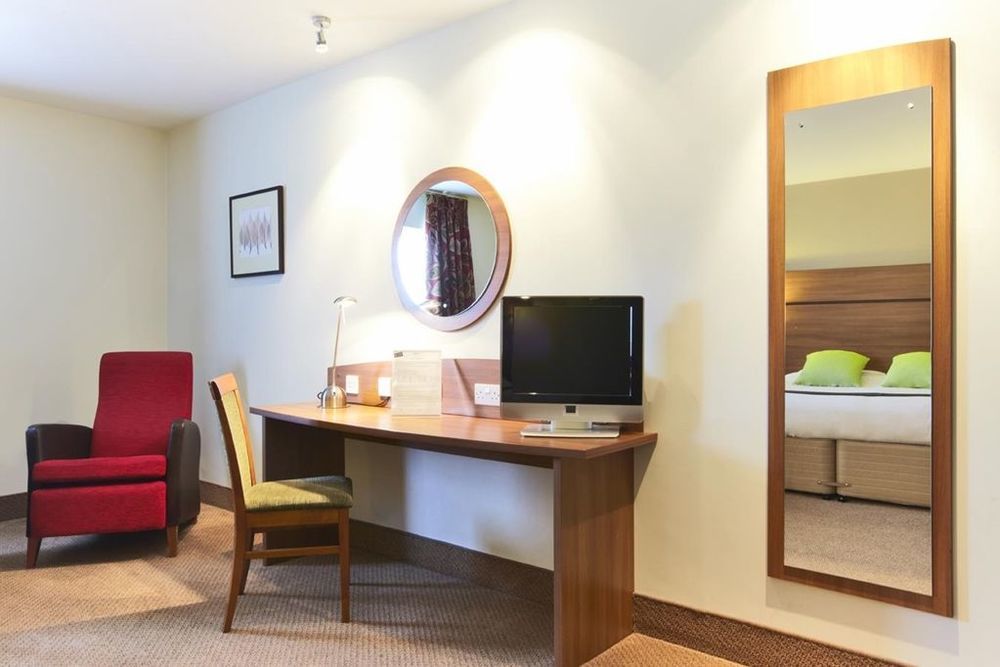 Premier Inn Glasgow Braehead Exteriör bild