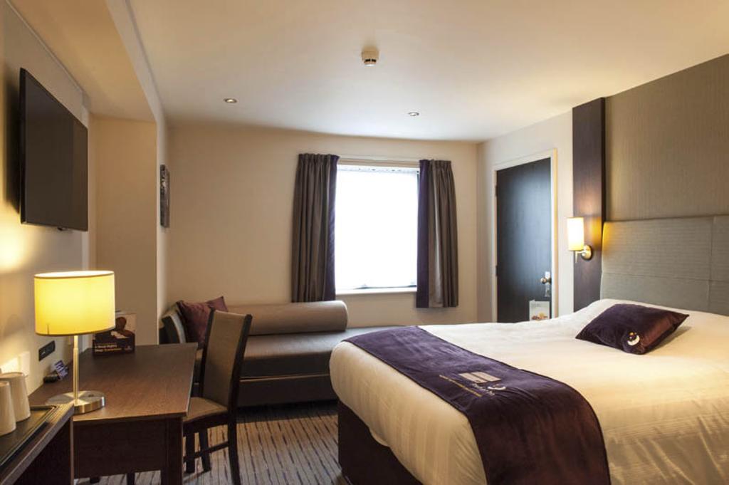 Premier Inn Glasgow Braehead Exteriör bild