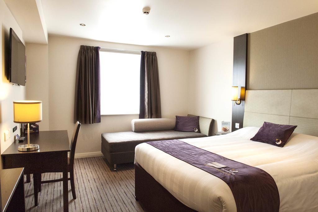 Premier Inn Glasgow Braehead Exteriör bild