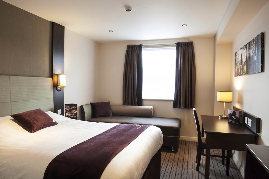 Premier Inn Glasgow Braehead Exteriör bild