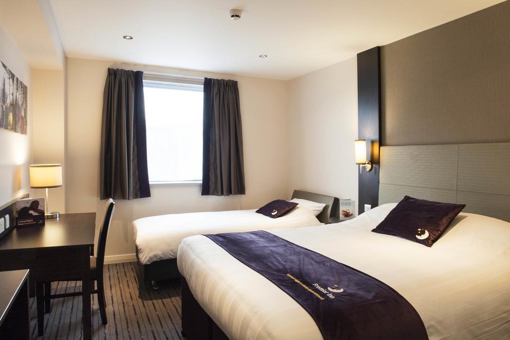 Premier Inn Glasgow Braehead Exteriör bild
