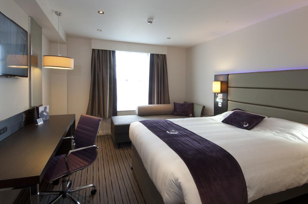 Premier Inn Glasgow Braehead Exteriör bild